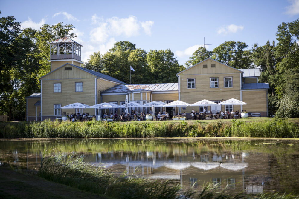 Kohaliku kala restoran Ku-Kuu ja armas hotell Kuressaare lossi pargis - Kuressaare Kuursaal